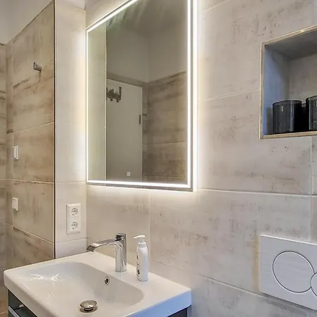 2 Bedroom Stunning In Apartment Pirna